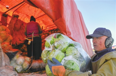     银川市北环综合批发市场装在大货车上的大白菜、莲花菜等堆积如山。菜商说，如果不采取保暖措施，这些菜很容易被冻伤。