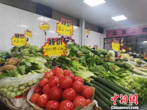 图为北京西城区一家菜市场里的蔬菜摊。 谢艺观 摄