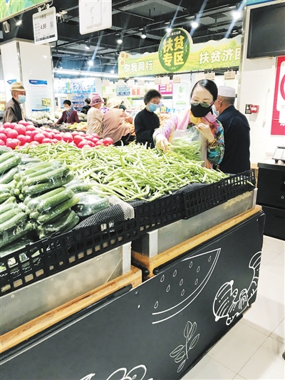     新华东路一大型商超内，市民正在选购蔬菜。

    本报记者  安小霞  摄