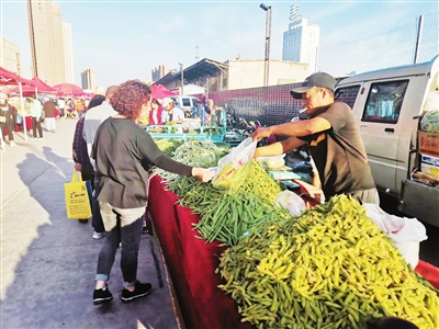     百姓便民市场商贩反映最近叶类菜价格涨了不少。

    本报记者  安小霞  摄