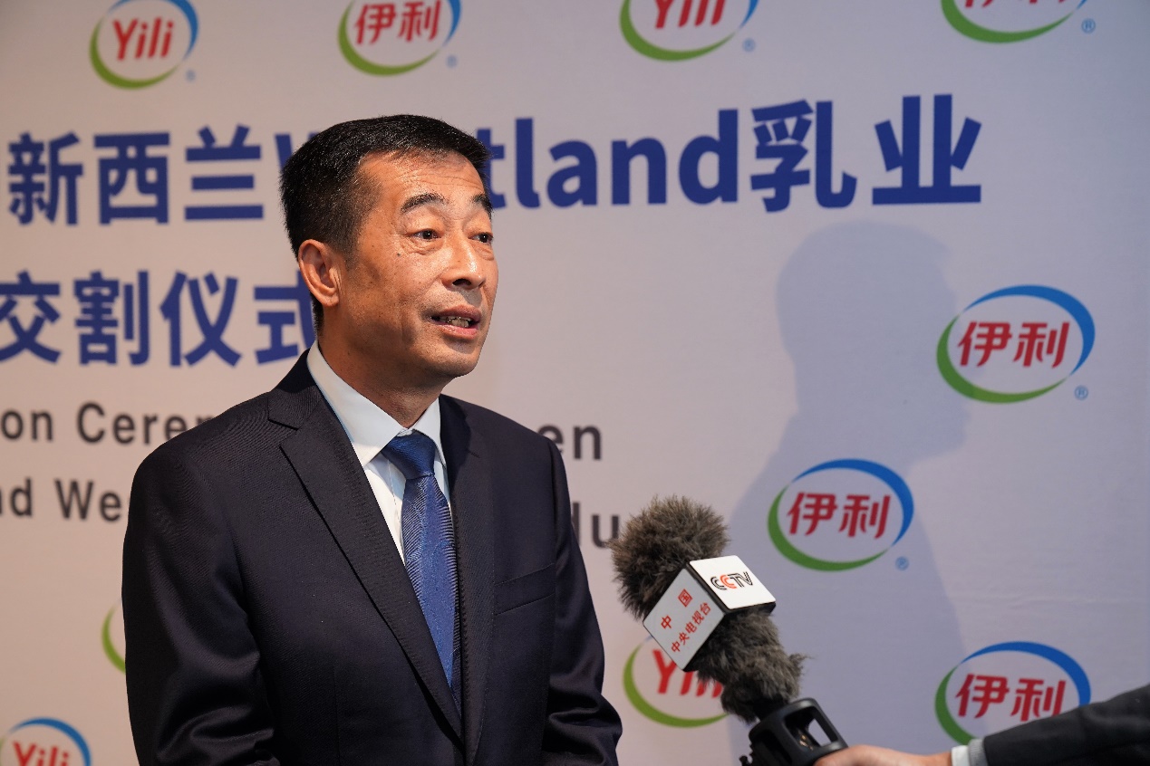 伊利集团执行总裁张剑秋再交割仪式现场接受中央电视台采访