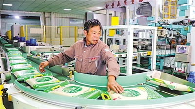 <p>　　通伏乡昊帅米业自动化包装生产线。</p>