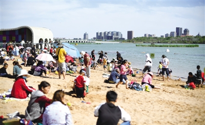 <p>　　银川阅海湾水上公园成为市民休闲度假的好去处。</p>
