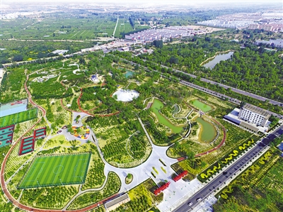 <p>　　城市“绿肺”世界枣树博览园。</p>