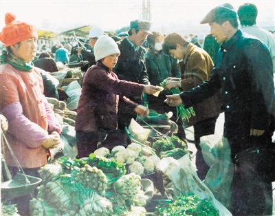 <p>　　　　二十多年前的老固原县城（现原州区）农贸市场。（资料照片）</p>