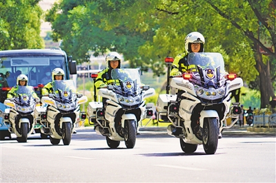<p>　　交警巡护，规范秩序。</p>