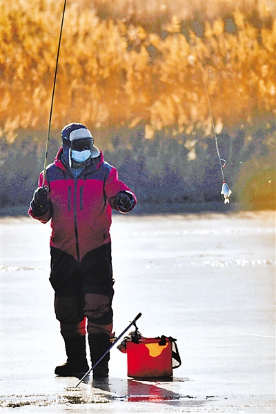 冰钓爱好者不惧严寒。