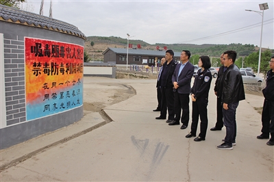 ↑西吉县禁毒办特邀本土书法家、画家走进吉强镇套子湾村，通过书写禁毒标语、绘制禁毒漫画等方式宣传禁毒知识，提升群众识毒、防毒、拒毒意识。              本报通讯员 王旭 张少伟 摄