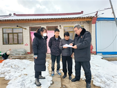 2月10日，西吉县法院震湖法庭法官和司法所调解员询问当事人案情。