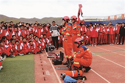 5月9日下午，西吉县消防救援大队联合医疗急救部门深入教育系统开展校园地震消防安全应急疏散演练活动。据悉，此次活动主要分为消防安全知识教育、消防器材展示和应急逃生疏散演练三个部分开展，切实增强了师生面对火灾、地震等突发事件的应变能力和紧急疏散技能以及综合自救能力。  本报记者   陈健  摄