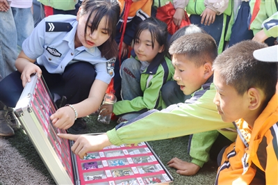 近日，西吉县吉强镇禁毒专干来到西吉第四小学，通过展示仿真毒品模型普及“依托咪酯”相关知识，提醒同学们在日常生活中要提高自我保护意识，拒绝不良嗜好，远离“依托咪酯”。本报通讯员 杨红 摄