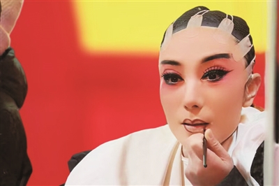 梅花奖获得者侯艳上妆演出。
    受访单位供图