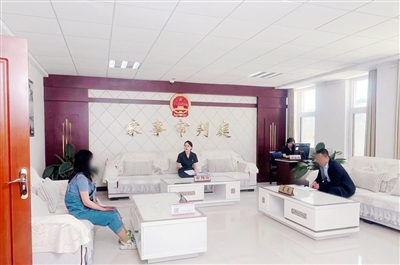家事法官审理离婚案件。