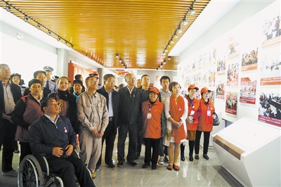 <p>　　5月14日，宁夏最大的雷锋纪念馆在贺兰县宁浙电商园开馆，截至目前，已接待区内外参观者近3000人。　　　　　　本报记者　　张晓慧　　摄　　</p>