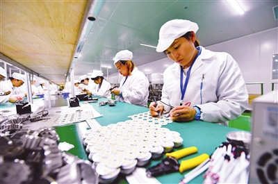 6月27日,工人在宁夏万泰照明科技股份有限公司4号车间组装灯具.
