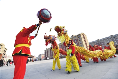 秧歌,杂耍,旱船,舞龙舞狮,展现出了民间社火的魅力,营造出喜庆的新年