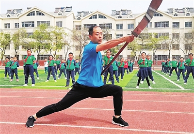 西夏区三小开展武术进校园活动，传播中华传统武术文化。本报记者高晓刚摄