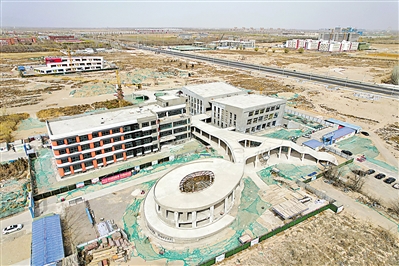 <p>　　3月23日，银川市西夏区教育小镇项目正加紧建设，银川一中西夏校区已具雏形。西夏区教育小镇是集幼儿园、小学、初中以及高端人才社区的“校城一体”综合型教育基地。目前，中学初中部、小学及一所幼儿园已基本建成，预计今年秋季投用。项目一期建成后，将为西夏区提供540个幼儿园学位、1620个小学学位、1800个初中学位，以及8000套高端人才公寓。</p><p>　　本报记者　马楠　摄</p>