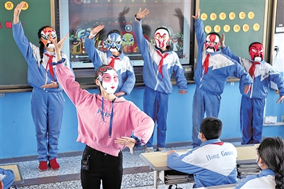 <p>　　音乐课上，老师王小丽为孩子们带来不同凡响的京剧体验。</p>