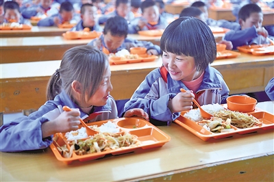 <p>　　午间，孩子们在食堂里吃营养餐。</p>