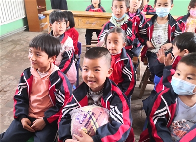 大嘴小学师生收到节日礼物