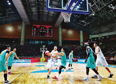     中宁举办的四国男子篮球联赛，四国选手同台竞技。