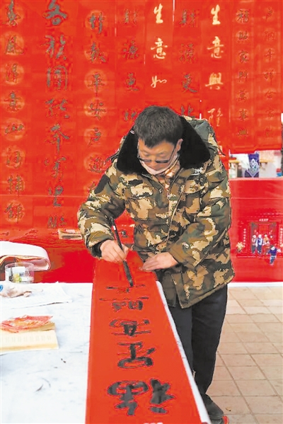 <p>　　1月28日，原州区2019年文化科技卫生“三下乡”暨“推进移风易俗，助力脱贫攻坚”志愿服务活动在彭堡镇文体广场举行，19个部门组成的文化文艺、农业科技、法律道德等服务小分队开展了服务活动。图为来自原州区文联的书法家们挥毫泼墨，为群众书写春联。</p><p>　　本报通讯员　　刘向义　摄</p>