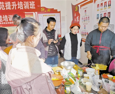 <p>　　冬闲变冬忙，泾源县冶家村农家乐经营管理人才规范提升培训班的烹饪师傅实操讲课，吸引了40家农家乐经营者聚精会神学习。</p>