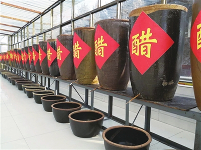 香醋顺着吸管滴入瓷盆。