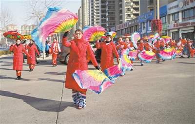 <p>　　2月15日，银川市金凤区长城中路街道办事处宝湖社区在辖区举办邻里守望闹元宵活动，通过社火表演、猜灯谜、品元宵，营造喜庆、祥和的节日氛围。　本报记者　王洋　摄</p>