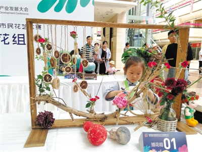 <p>　　在首届“花开兴庆”银川市民花艺大赛上，小选手在精心构思作品。</p>