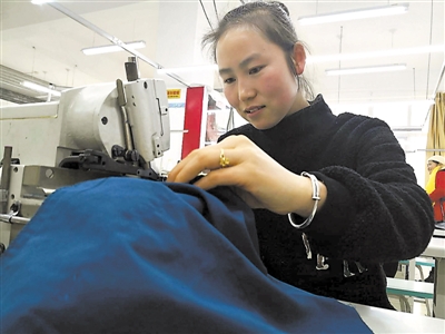 <p>　　服装加工扶贫车间为留守妇女提供就业岗位的同时，让妇女们又学到一技之长。</p>