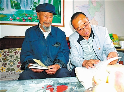 <p>　　高龄党员雒宽（左）与村干部一起学习理论知识。</p>