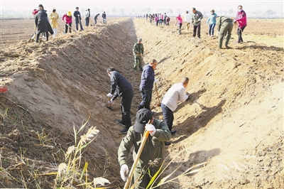 <p>　　干部群众参加秋季农田水利基本建设。</p>