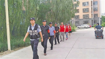 <p>　　警民共治管好小区。</p>
