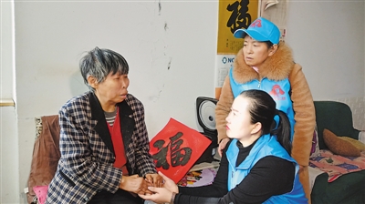 <p>　　志愿者上门服务。</p>