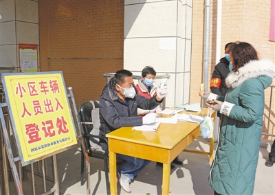 <p>　　育苗棚里生机旺。</p><p>　　进出小区登记测温。</p>