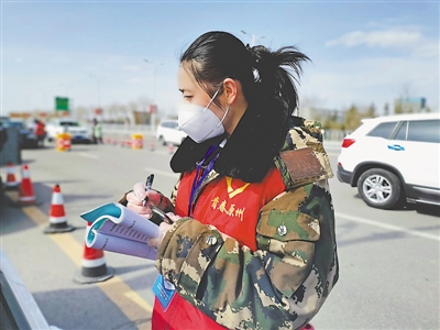 <p>　　志愿者在一线。</p>