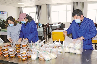 <p>　　为防疫一线工作人员送餐。</p>