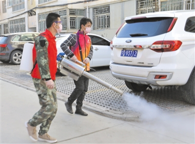 <p>　　给车辆消毒。</p>