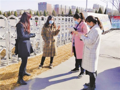 <p>　　收集一线战“疫”故事。　　　　（本版图片均由平罗县委宣传部提供）</p>