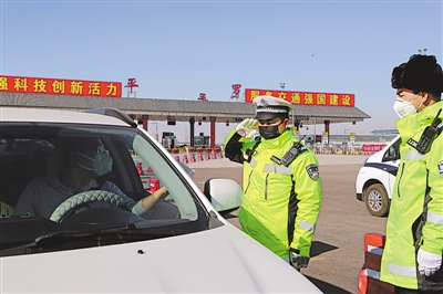 <p>　　交警守好平罗高速南大门。</p>
