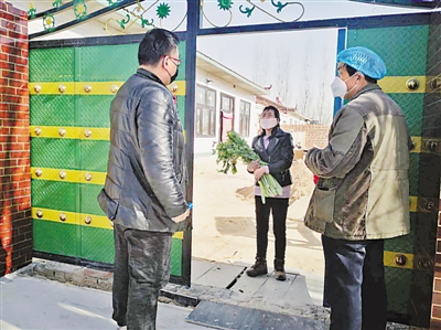 <p>　　社区人员为隔离人员送菜上门。</p>