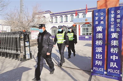 <p>　　民警一线巡逻保平安。</p>