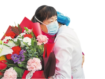 <p>　　平罗支援湖北一线的医务人员临行前与同事拥抱。</p>