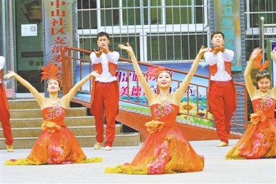 <p>　　演员们正在演出中。　　　　　　　　　　　　　　　　　　　　　　　　　　　　　　　　　　　　　　　　　　　　　　　　　　　　　　　　　　　　　　本报记者　王刚　摄</p>