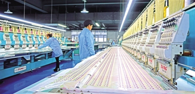 <p>　　工人在闽宁科技园电脑刺绣车间紧张工作。</p>