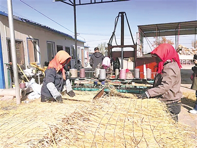 <p>　　三园草制品专业合作社的工人正在加工草帘、草袋、草绳等。</p>