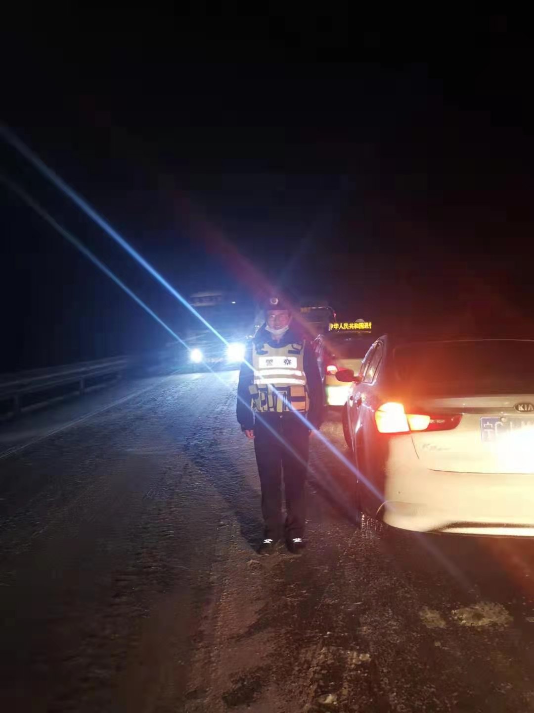 风雪夜出人！红寺堡交警破冰除雪，为安全出行保驾护航