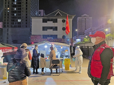 银川市兴庆区新宁社区的居民排队等候接受新一轮核酸检测